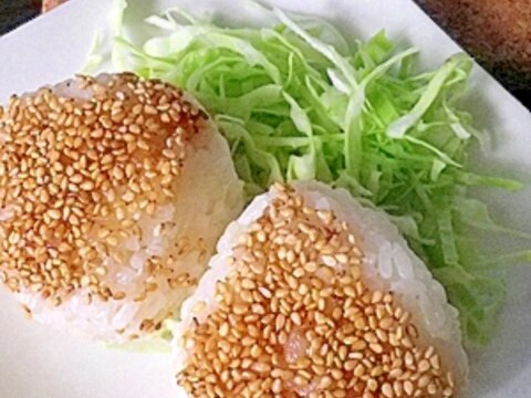 餃子だった次の日は、餃子のたれで白ごま白おにぎり